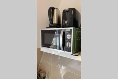 F405-Comfy Studio for 1 near Hyde Park