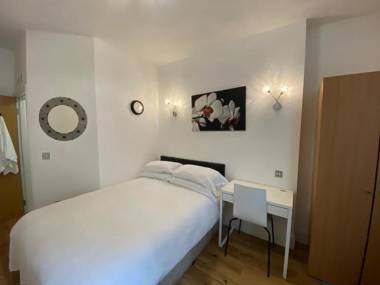 FB2-Fantastic Basement Studio Good for 3 Near Hyde Park