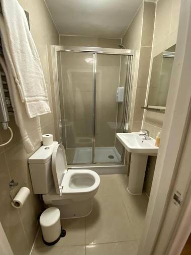 FB2-Fantastic Basement Studio Good for 3 Near Hyde Park