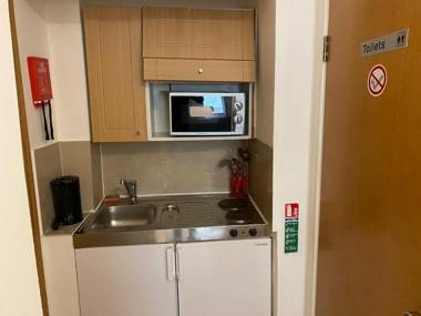 FB2-Fantastic Basement Studio Good for 3 Near Hyde Park