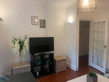 Spacious 2 BR Near Central Line – 12 Min to Center