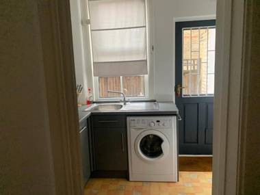 Spacious 2 BR Near Central Line – 12 Min to Center