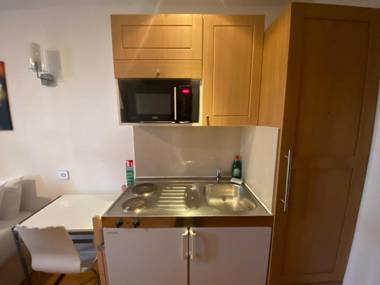 F304-Lovely 3rd Flr Studio fits 2 Near Hyde Park