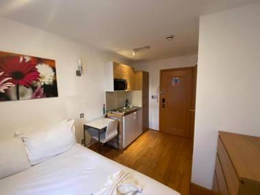 F304-Lovely 3rd Flr Studio fits 2 Near Hyde Park