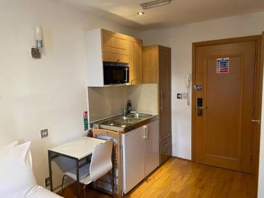 F304-Lovely 3rd Flr Studio fits 2 Near Hyde Park