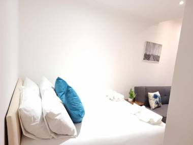 F1-Basement Studio Fits 3 Near Paddington