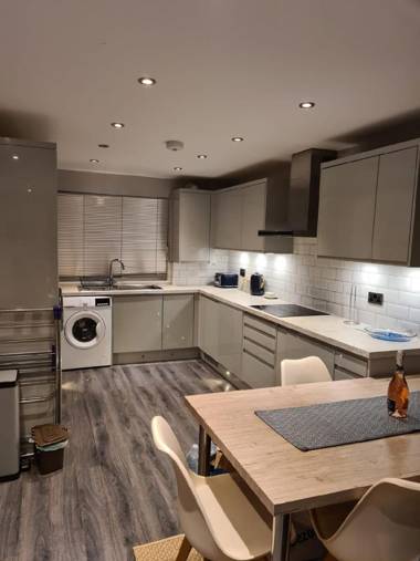 Bright Spacious 4 bed with a Jacuzzi!