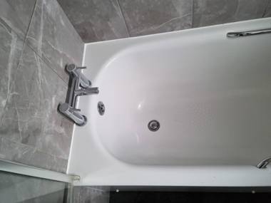 Bright Spacious 4 bed with a Jacuzzi!