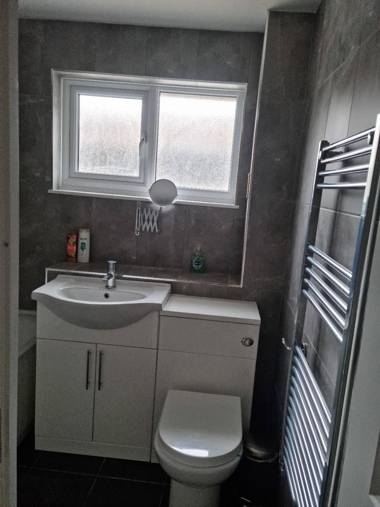 Bright Spacious 4 bed with a Jacuzzi!