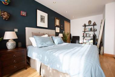 Pop Art Spacious Home for 6 near Olympic Park