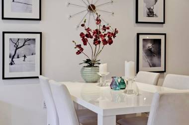 Veeve - White Lights on Wendle Square