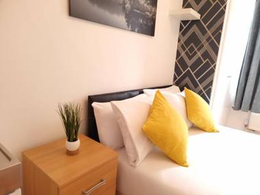 F17-Bright 3rd Flr Studio for 2 Near Paddington