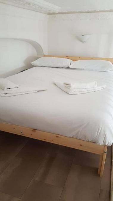 F101-First Floor Flat Fits 2 Near Hyde Park