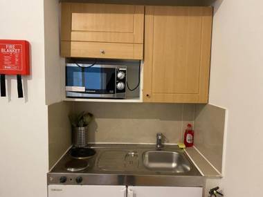 FB3- Basement Studio Fits 2 Near Hyde Park