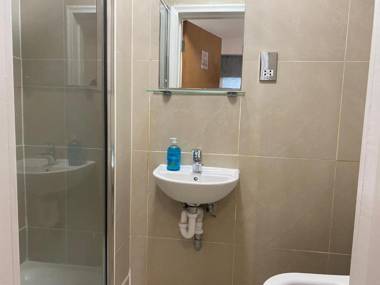 FB3- Basement Studio Fits 2 Near Hyde Park