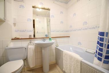 Central Fulham Apartment with parking