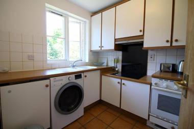 Central Fulham Apartment with parking