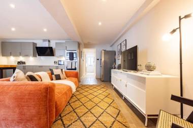 The Paddington Flat - Modern 2BDR with Patio