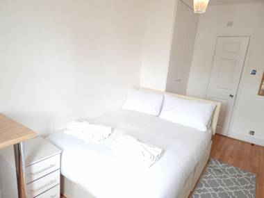 F20- 4TH Floor Studio Fits 2 Near Paddington