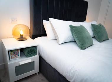 Luxury 1-Bed Apartment with River and City view
