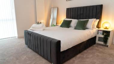 Luxury 1-Bed Apartment with River and City view
