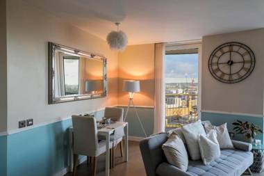 Stunning Apartment with London City Skyline view & Great Transport Links