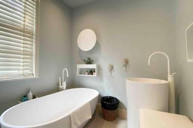 Charming 2-Bed Apt with 2 bathtub central London