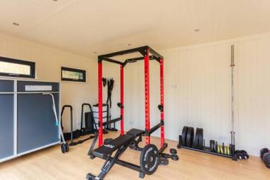 Luxury 3 Bedroom Apartment with hot tub and gym