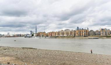 Modern 4 bedroom Terraced House by the Thames
