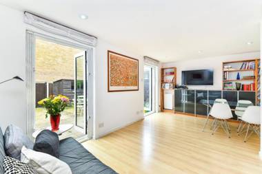 Modern 4 bedroom Terraced House by the Thames