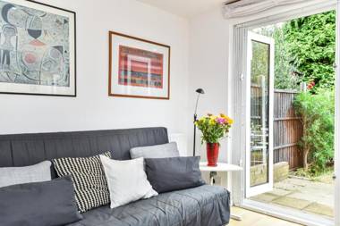 Modern 4 bedroom Terraced House by the Thames