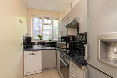 Charming 2 Bedroom Flat in Kensington High Street