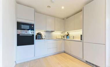 Lovely Luminous 3 Bed Flat with secure Ev Parkng