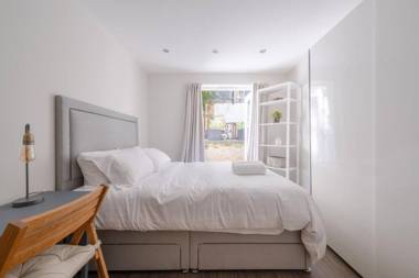 Stylish 2 Bedroom Apartment in Chelsea with Garden