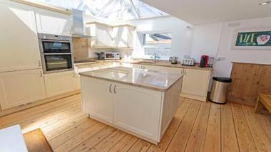 Stables Croyde | 4 Bedrooms / Sleeps 8 | Sea & Beach Views