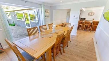 Ladywell Croyde - Super stylish large home with pool table woodburner pizza oven and Hot Tub Option Sleeps 12