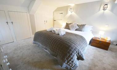 Perrymans Quaint Thatched Modern Cottage with large garden and dog friendly