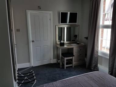 Lil's On The Waterfront