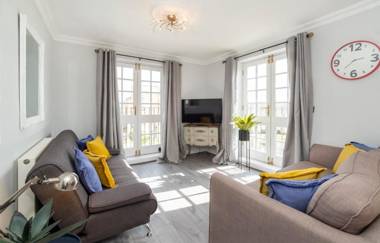 The Boulevard - Stunning 3 Bedroom Apartment With Free Parking