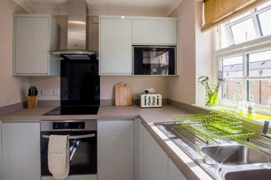 The Boulevard - Stunning 3 Bedroom Apartment With Free Parking