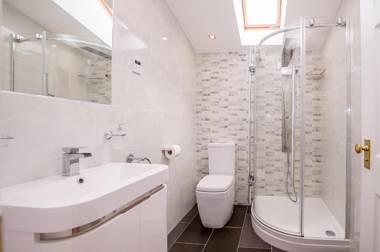 The Boulevard - Stunning 3 Bedroom Apartment With Free Parking