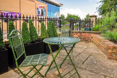 8 Blue Bridge- Elegant and Luxurious 1 Bedroom Apt- Free Parking