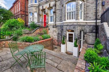 8 Blue Bridge- Elegant and Luxurious 1 Bedroom Apt- Free Parking