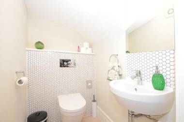 The Mews - 2 Bedroom Luxury Spacious House With Free Parking