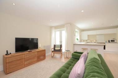 The Mews - 2 Bedroom Luxury Spacious House With Free Parking