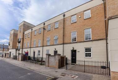 Thomas off Leeman Road Sleeps 9