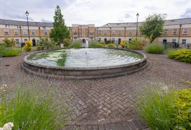 Thomas off Leeman Road Sleeps 9