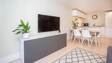 Compton Lodge Luxury apartment-Free Parking