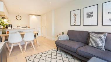 Compton Lodge Luxury apartment-Free Parking