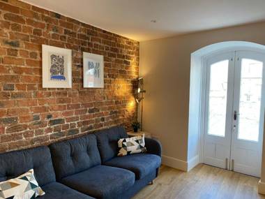 Luxury Apartment Woodsmill View - on the river - with balcony - Recently refurbished